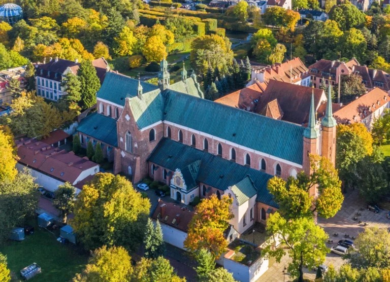 Budynek Katedry Oliwskiej w Gdańsku z lotu ptaka